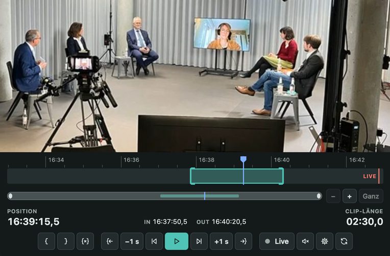Clip-Monitor des mut.events Streaming Service mit einer Podiumsrunde im Bild, darunter die Zeitleiste mit markiertem In- und Out-Bereich und roter Live-Kante